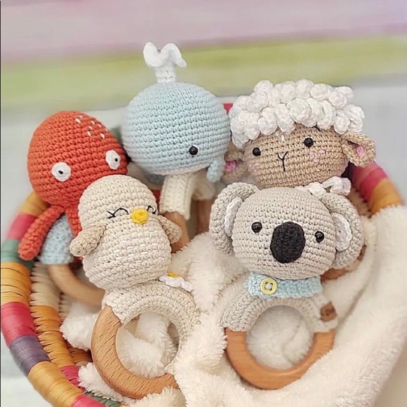 Knit and wood octopus rattle - Picture 4 of 4